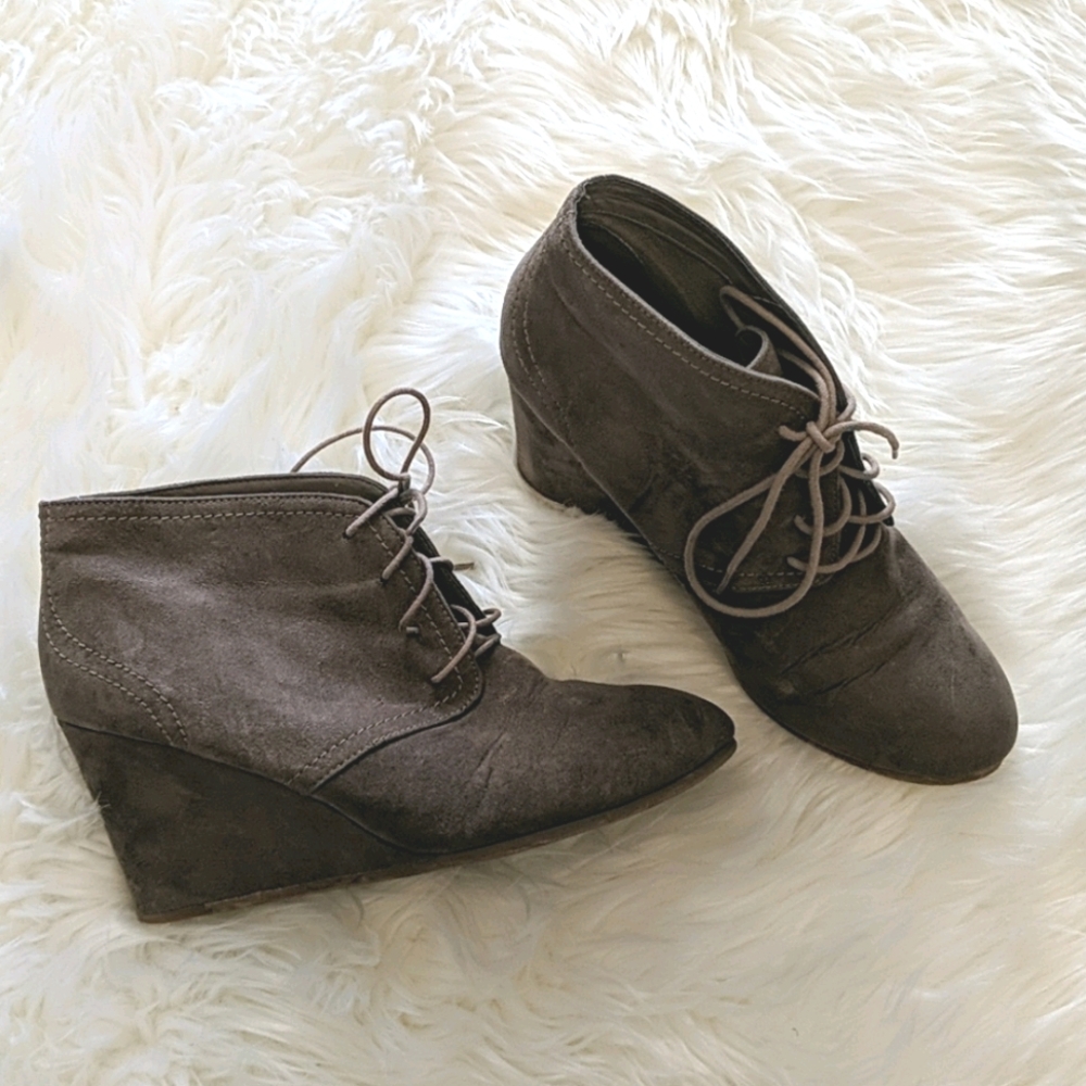 Toupe wedge booties